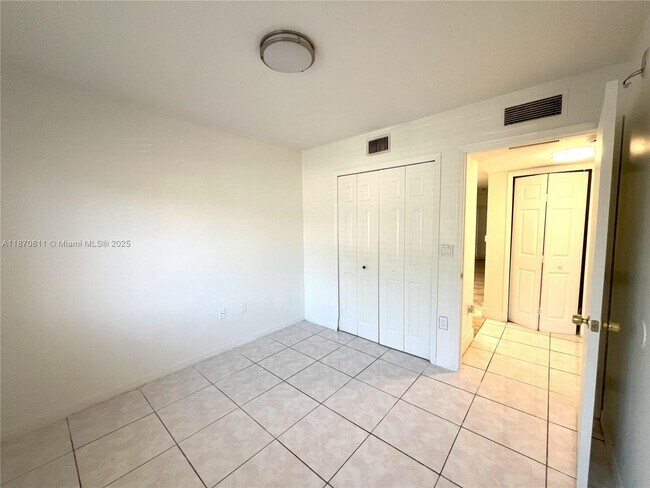 Building Photo - 1240 SE 28th Ct