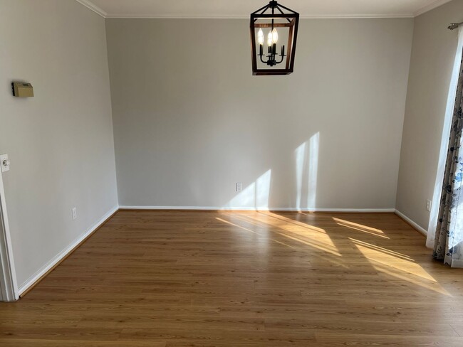 Building Photo - Spacious Home Close to Everything!