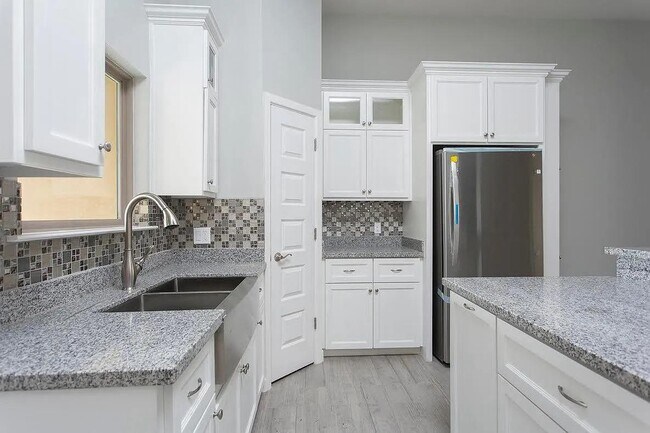 Building Photo - 2206 Liverpool Dr