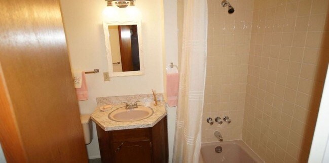 Building Photo - 1206 Westmoreland Rd