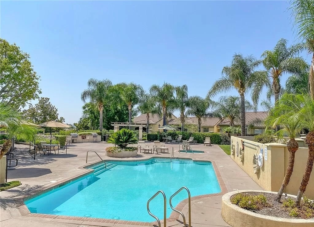 Pool /Jacuzzi - 375 Central Ave