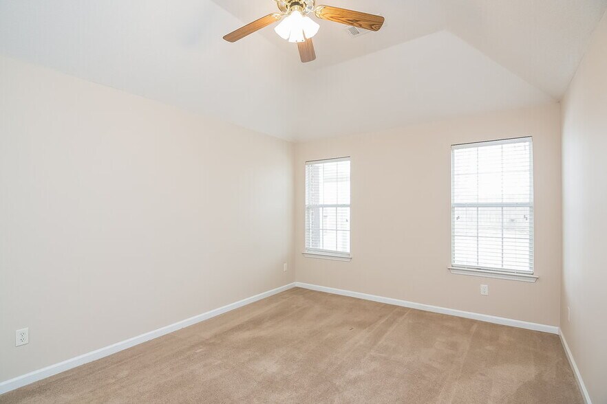 Building Photo - 75 Oakridge Cove