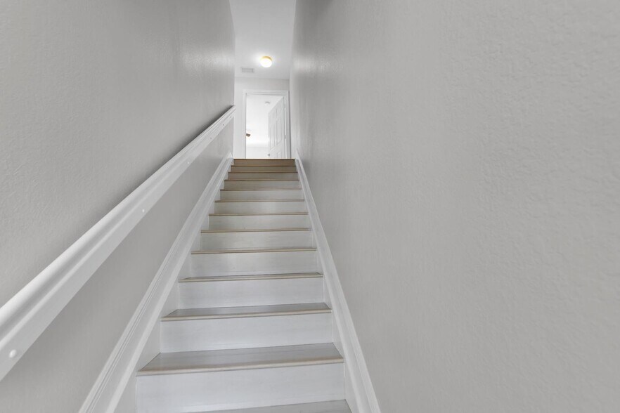 Building Photo - 6599 Old Farm Trl