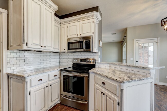 Building Photo - 1605 Silver Oak Dr