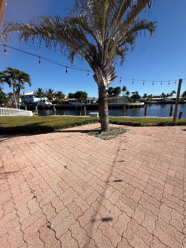 Building Photo - 1000 SE 7th Ave