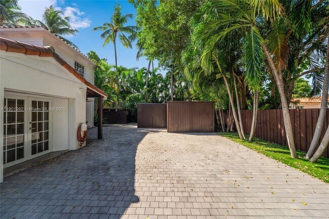 Building Photo - 140 N Hibiscus Dr