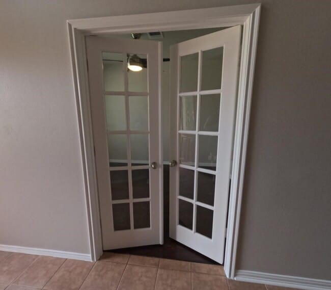 Building Photo - 2521 Saratoga Dr