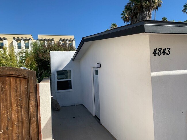 Building Photo - Nice 3 bedroom unit with Pool!  (Lease out, pending signatures. Check back in a few days!)