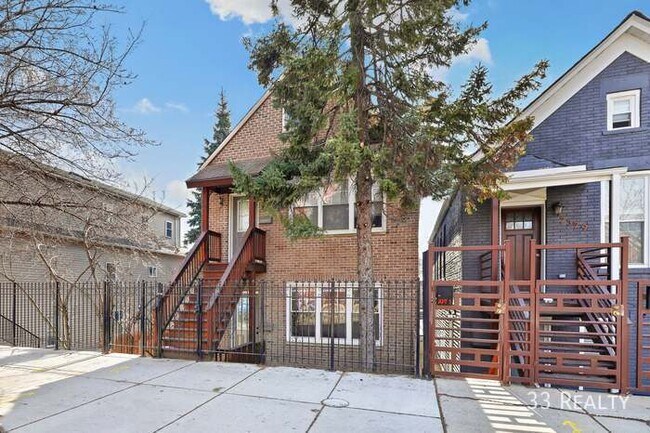 Building Photo - 2 bed, renovated Pilsen apartments - ASAP ...