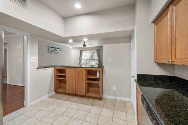 Building Photo - 2255 Braeswood Park Dr