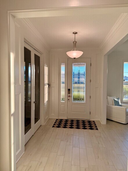 Building Photo - 1729 Drummond Pt