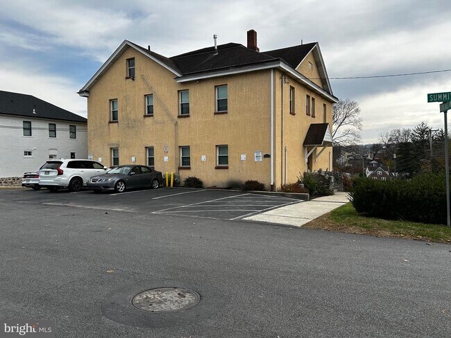 Building Photo - 615 Summit St