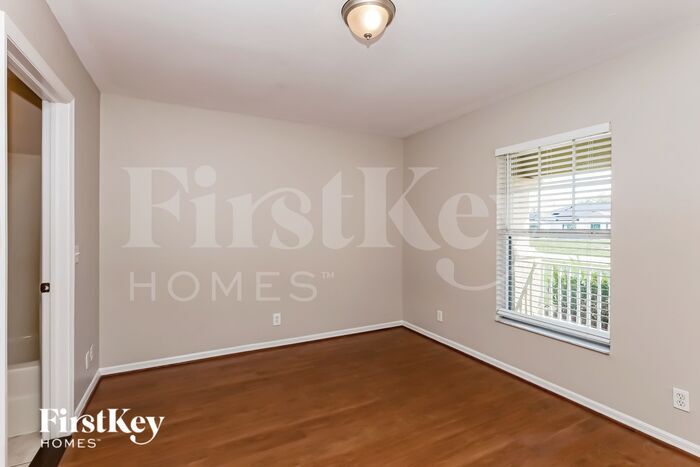 Building Photo - 644 Dauphine Ave S