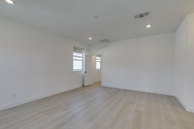 Building Photo - Brand New 4 Bedroom + Den/Office in Summerlin