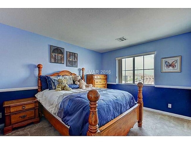 Building Photo - Stunning & Spacious Home with Park Views and Pool!