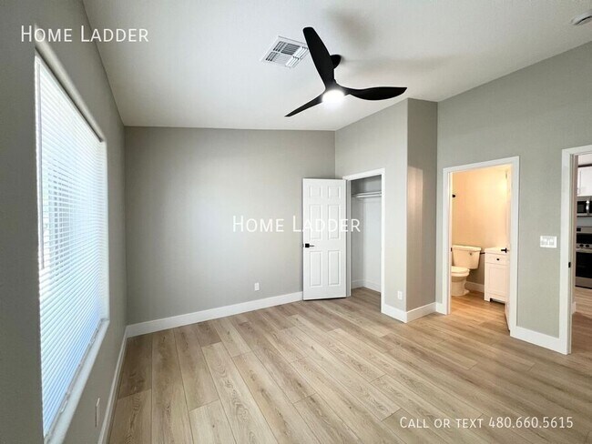 Building Photo - 1124 E Polk St