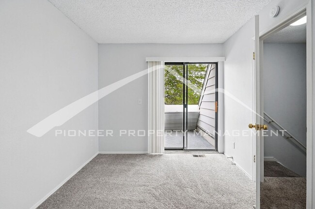 Building Photo - Charming Condo with Washer/Dryer and Mount...