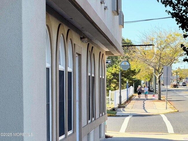 Building Photo - 2 Main St