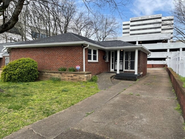 Primary Photo - Downtown Nashville Charming Traditional Home