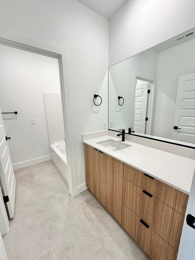 Building Photo - PET FRIENDLY!! HURRICANE TOWNHOME!