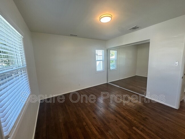Building Photo - 5904 Jamieson Ave
