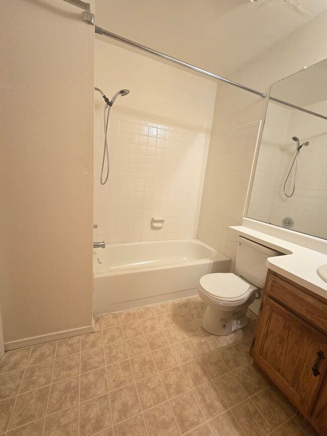 Building Photo - 2 Bedroom Townhome