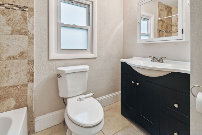 Building Photo - Charming 3 bed 2 bath North Kenwood home w...