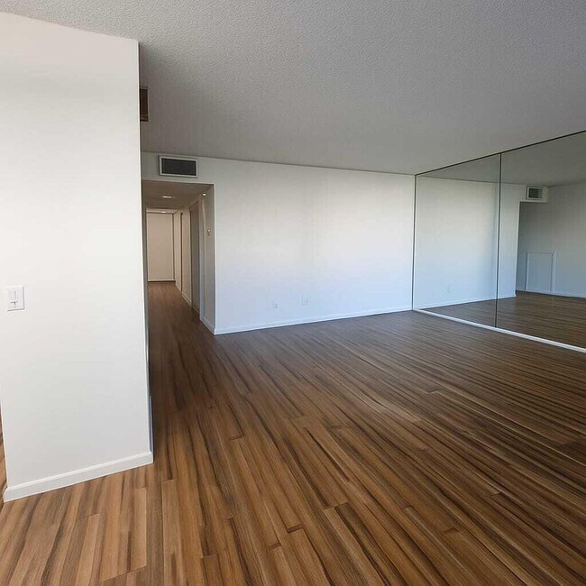 Building Photo - 227 Castlewood Dr
