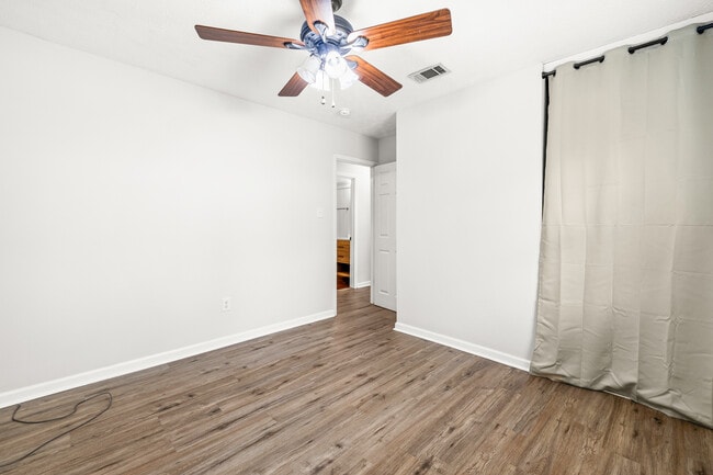 Building Photo - 351 Queens Way