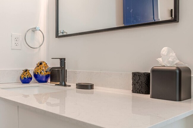 Building Photo - 525 Parkway Dr NE