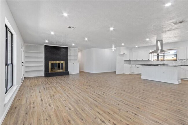 Building Photo - 312 W Tate Ave