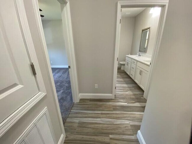 Building Photo - Spacious 3 Bedroom Home in Mary Esther!