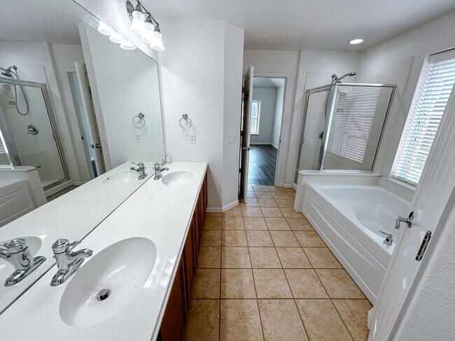 Building Photo - Spacious 3/2 house in Summerlyn Subdivisio...