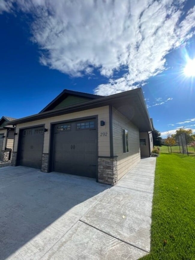 Building Photo - Golf Course Living on Village Greens - 2 Bedroom/2 Bath