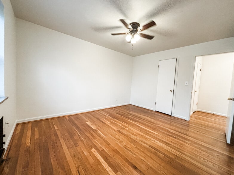 Bedroom - 6114 Dryden Ave