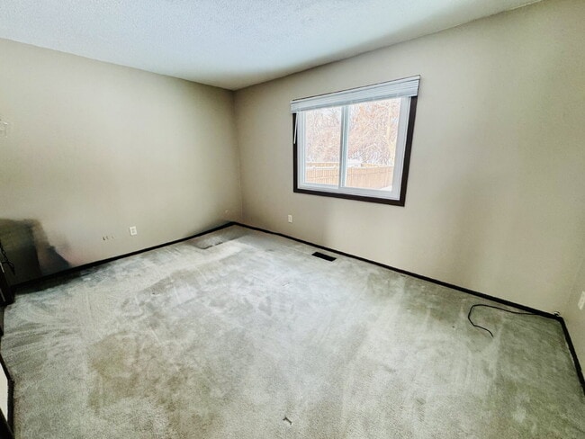 Building Photo - Nice Single family home 4-Bedroom Retreat with 2 Baths in Eagan – Your Perfect Home Awaits