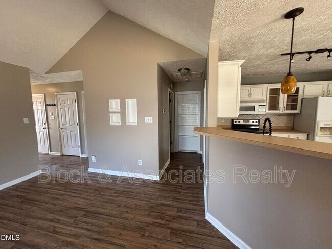 Building Photo - 337 Americana Dr