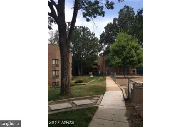 Building Photo - 11240 Chestnut Grove Square