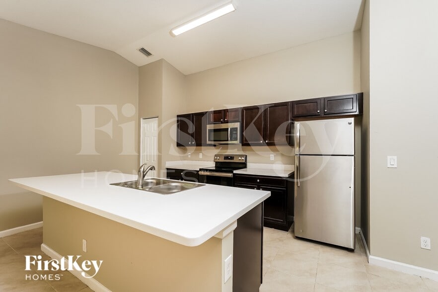 Building Photo - 283 SW Tulip Blvd