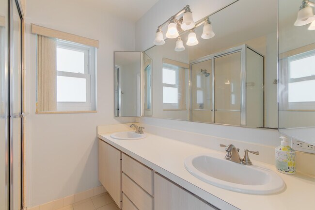 Building Photo - 31 Clinton Ct