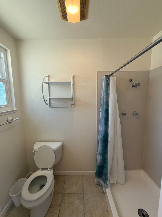 Building Photo - 3 bed 2 bath home available now!