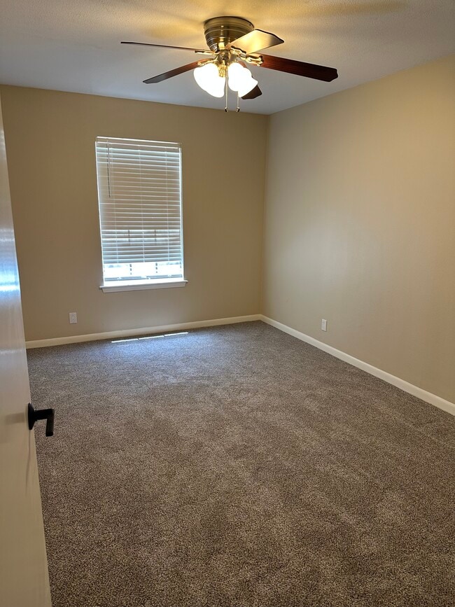 Building Photo - 4106 S Park Dr