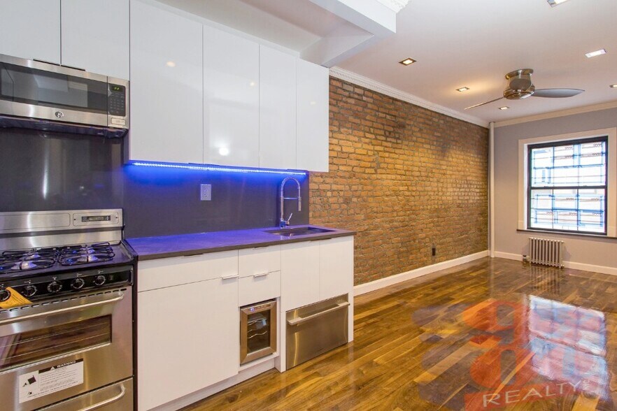 Primary Photo - 221 E 11th St
