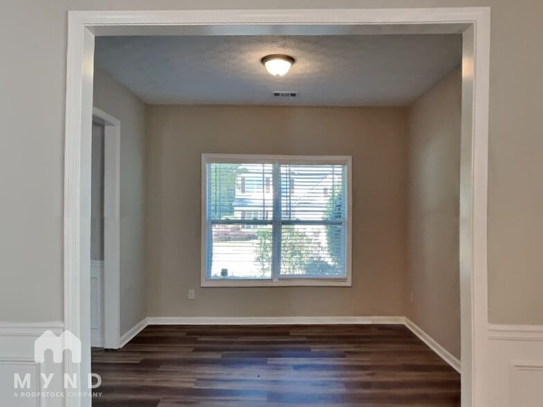 Building Photo - 2250 Village Green Dr