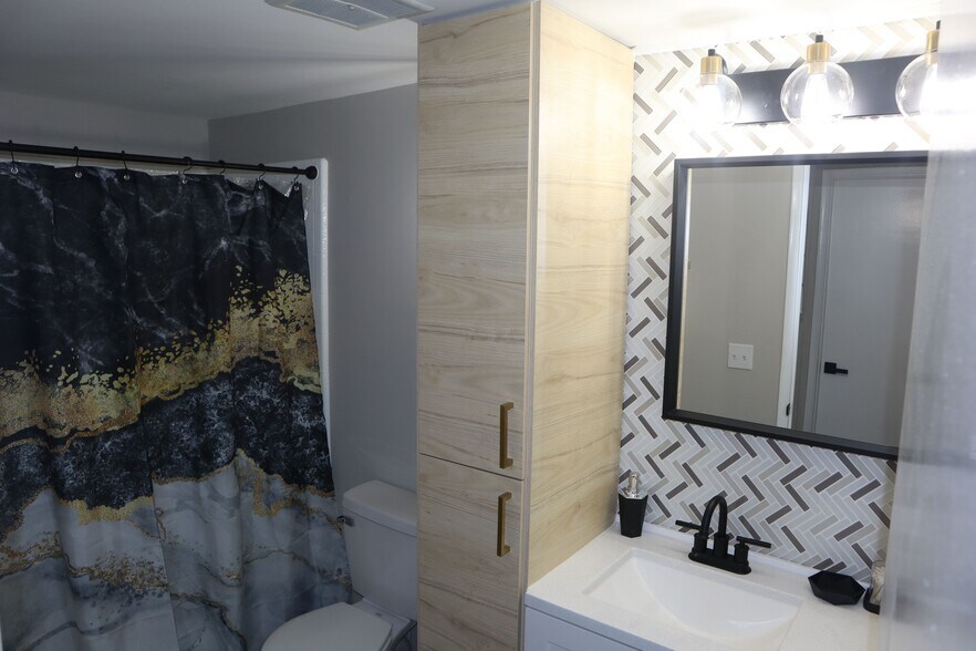 Building Photo - 438 N Center St