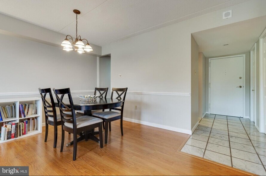 Dining area - 6300 Stevenson Ave