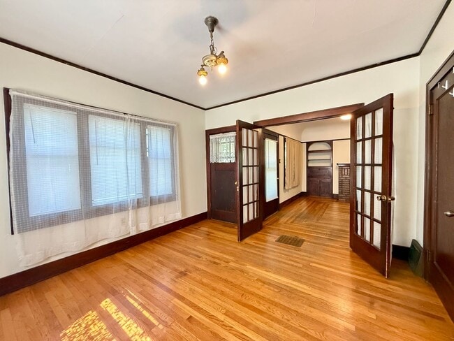 Building Photo - 806 Spring Ave