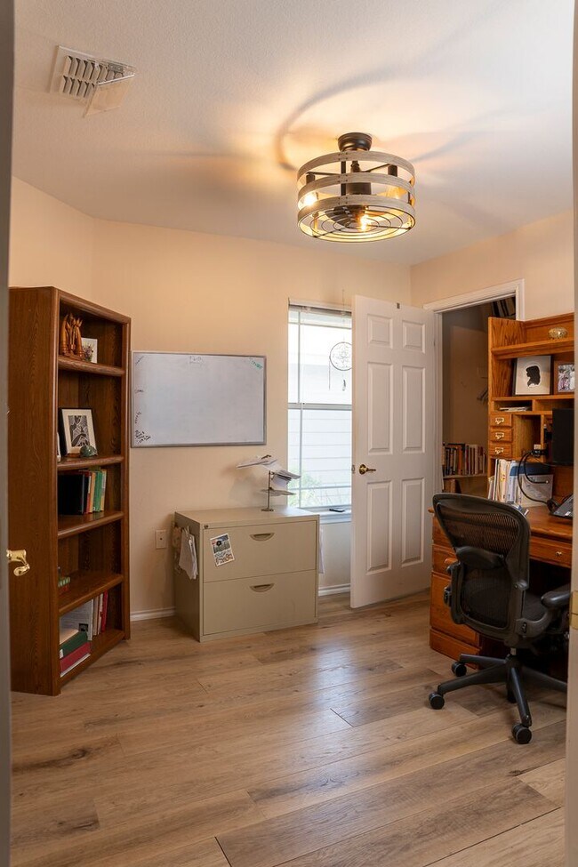 Building Photo - Fully Furnished South Austin Home - Rivers...