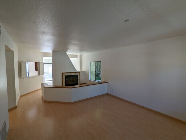 Building Photo - 970 La Mesa Terrace