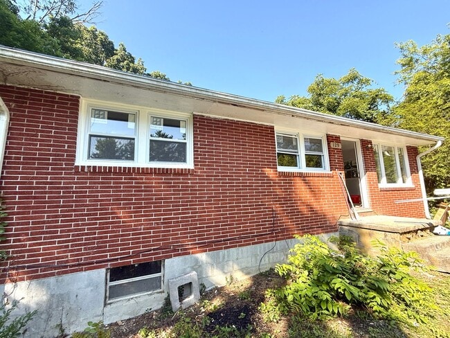 Primary Photo - Beautifully renovated 3-bedroom, 1-bathroo...